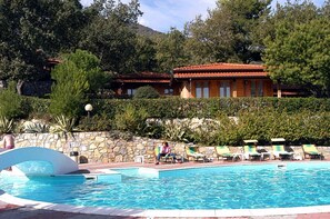 Outdoor pool, pool umbrellas, sun loungers - Villaggio Colombo (Andora)