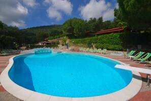 Outdoor pool, pool umbrellas, sun loungers - Villaggio Colombo (Andora)