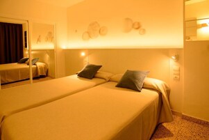 Twin Room | Minibar, in-room safe, blackout drapes, free WiFi