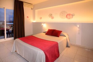 Minibar, caja de seguridad en la habitación y cortinas blackout 