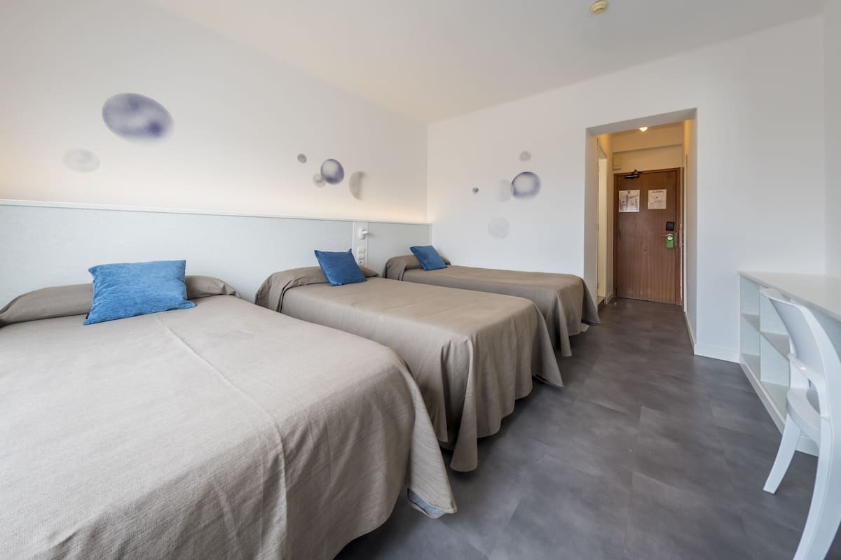 Quarto triplo | Frigobar, cofres nos quartos, cortinas blackout, Wi-Fi de cortesia