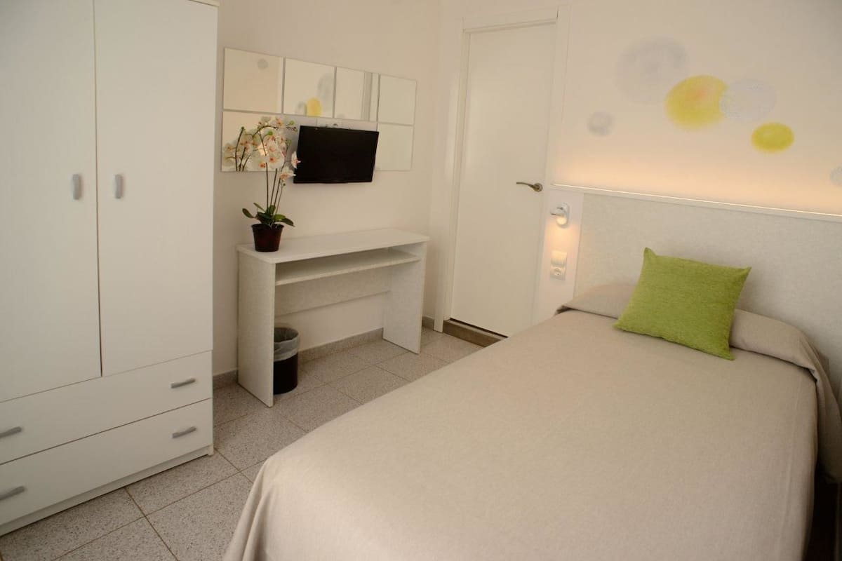 Quarto solteiro | Frigobar, cofres nos quartos, cortinas blackout, Wi-Fi de cortesia