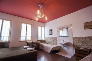 Chambre Quadruple, salle de bains commune | Bureau