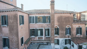 Un edificio tradicional con varias ventanas y una chimenea central.