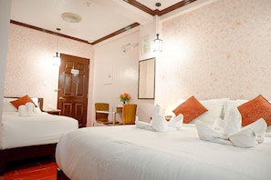 Habitación triple Deluxe, varias camas, no fumadores, frigorífico | 1 dormitorio, ropa de cama de alta calidad, edredones de plumas