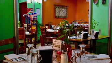 Bữa sáng đầy đủ với phụ phí nhỏ