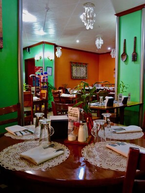 อาหารเช้าชุดใหญ่สไตล์อังกฤษ (คิดค่าบริการ)