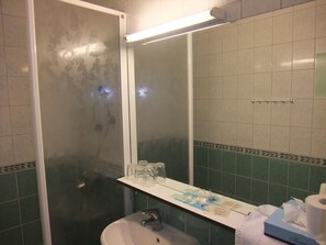 Shower, hair dryer, towels - Hotel Esplanad (Mariehamn)