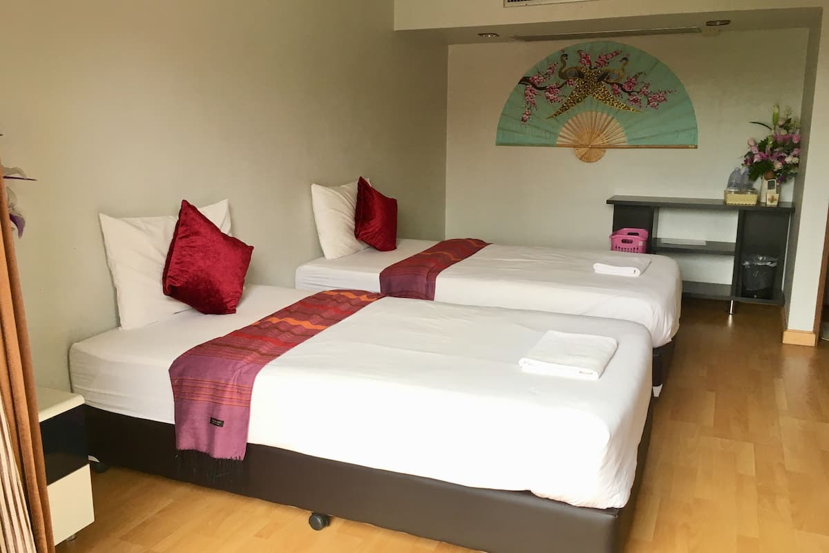 Suite | Desk, rollaway beds, free WiFi, bed sheets