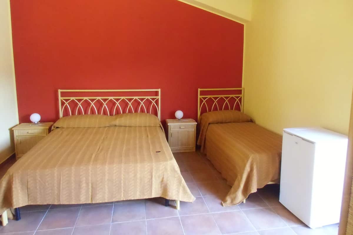 Camera tripla, balcone, vista giardino | Una scrivania, culle/letti per bambini (gratuiti)