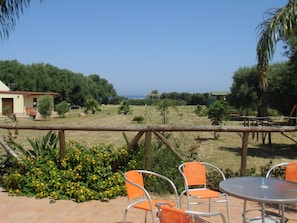 Lunch och middag serveras, njut av de goda smakerna från lokala rätter.