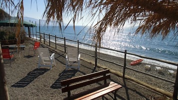 Nära stranden, solstolar och parasoller