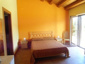 Dubbelrum - balkong - utsikt mot trädgården | Skrivbord, gratis barnsängar, extrasängar och gratis wi-fi