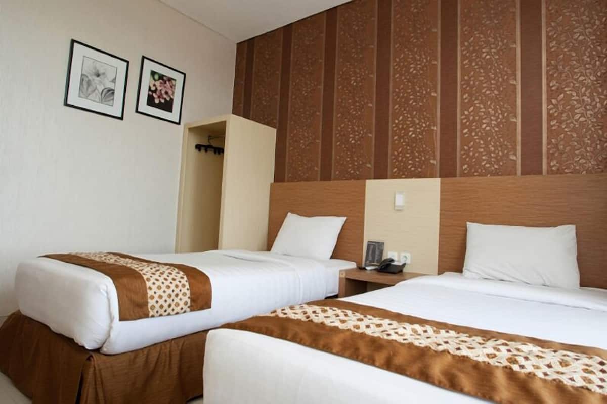 Deluxe kamer | Een minibar, een kluis op de kamer, een bureau, extra bedden