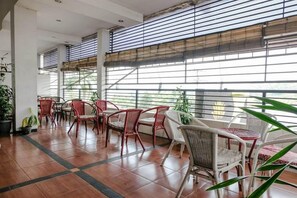 2 restaurants, breakfast, lunch, dinner served; international cuisine 