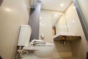 ห้องดีลักซ์ | มินิบาร์, ตู้นิรภัยในห้องพัก, โต๊ะทำงาน, เตียงเสริม/เปล