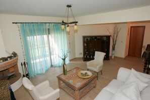 Villa, terraza, vistas al mar | Sala de estar | Una televisión de pantalla plana, una chimenea