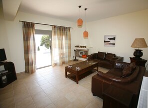 Villa, piscina privada, vistas al mar | Zona de estar | Una televisión de pantalla plana, una chimenea