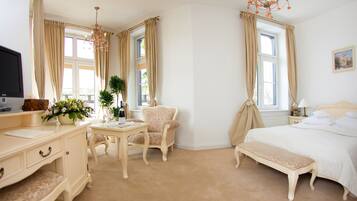 Family Room (3 people) | Premium bedding, in-room safe, desk, iron/ironing board