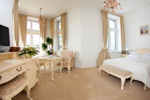 家庭客房 (3 people) | 高級寢具、房內夾萬、書桌、熨斗/熨衫板