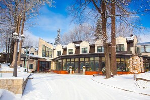 Fassade der Unterkunft – Abend/Nacht