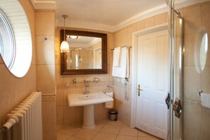A bathroom with a pedestal sink, a large mirror, a shower, and a toilet. - Hotel Szrenicowy Dwór (Szklarska Poreba)