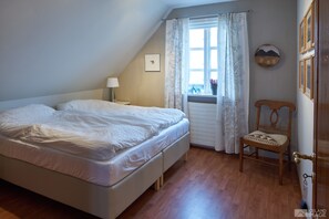 203 The serenity room, triple/double, or two single beds, incl. breakfast | Egyptian cotton sheets, premium bedding, down comforters, pillowtop beds - Guesthouse Heba (Stokkseyri)