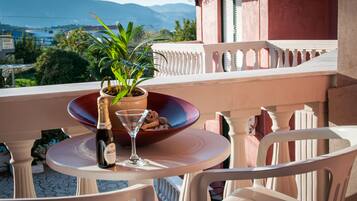 Douche, articles de toilette gratuits, sĂšche-cheveux