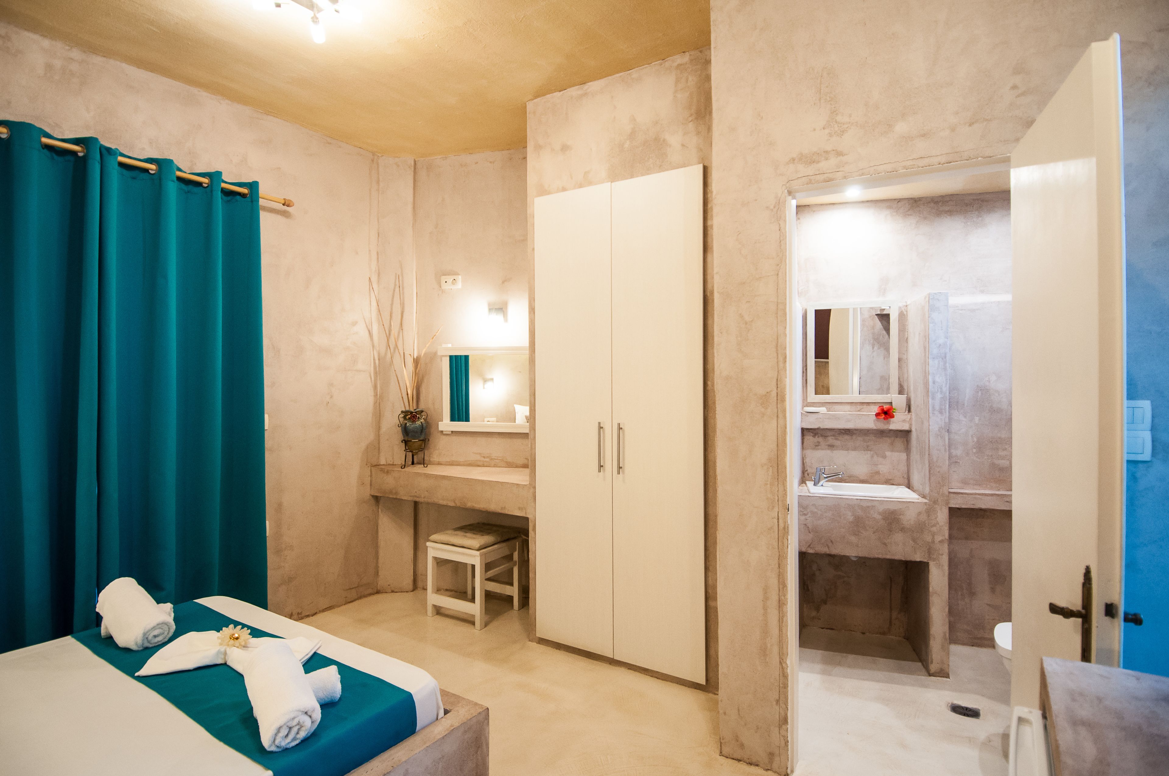 Peti besi dalam bilik, meja, langsir/tirai gelap terus, kalis bunyi 