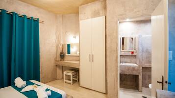 Peti besi dalam bilik, meja, langsir/tirai gelap terus, kalis bunyi