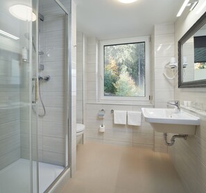Deluxe Double Room | Bathroom | Eco-friendly toiletries, hair dryer, towels - Spa Hotel Devin (Marianske Lazne)