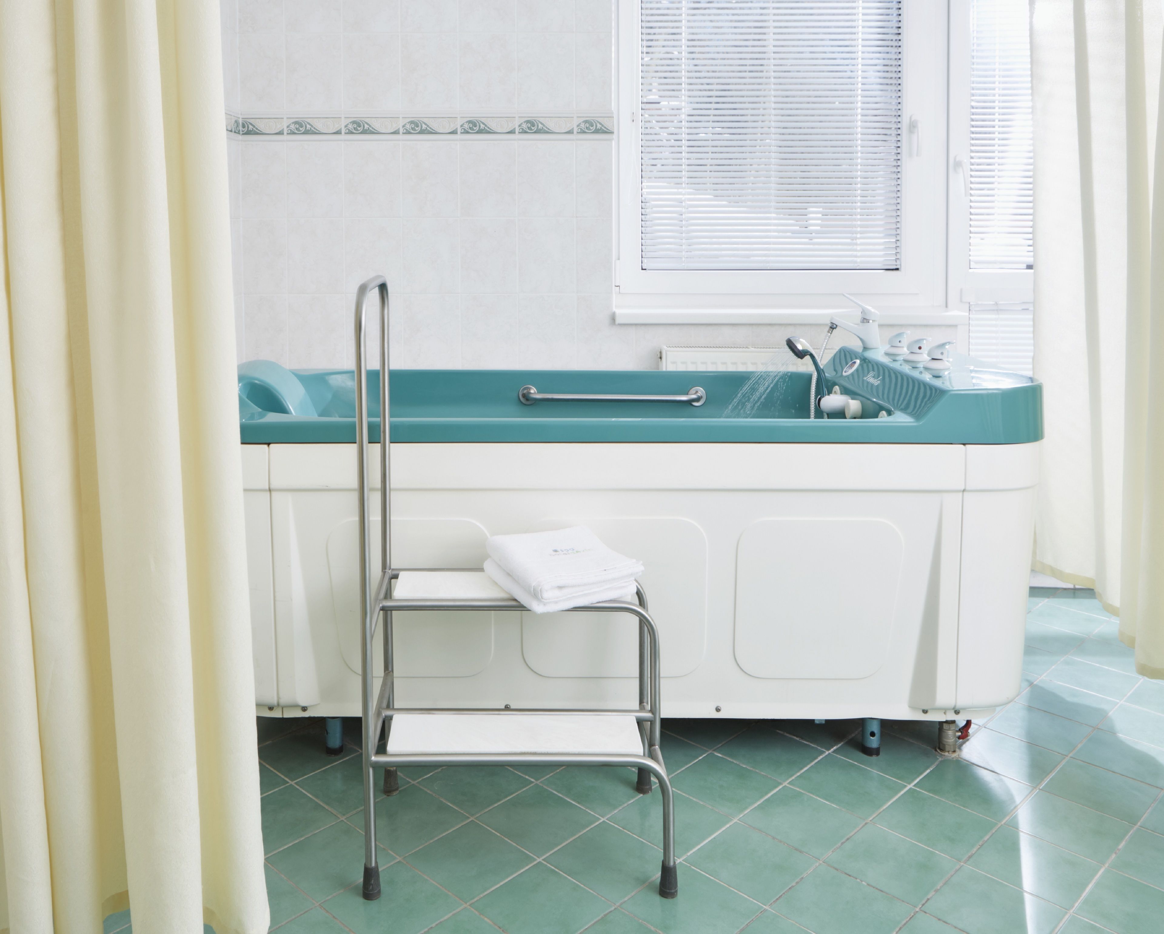Un baño con bañera, ducha, inodoro y lavabo.