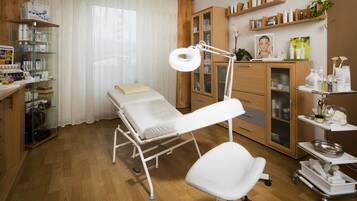 Sauna, hot tub, body treatments, hydrotherapy, deep-tissue massages