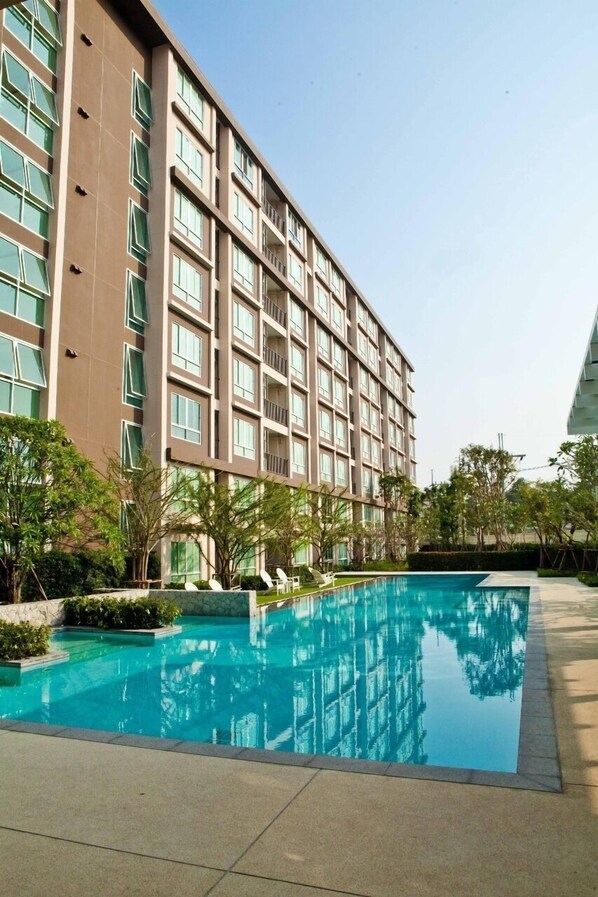 Outdoor pool, pool loungers - Baan Peang Ploen A712 by Huahin Holiday Condo (Hua Hin)