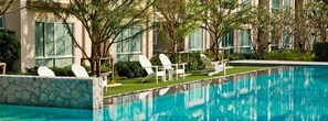 Outdoor pool, pool loungers - Baan Peang Ploen A712 by Huahin Holiday Condo (Hua Hin)