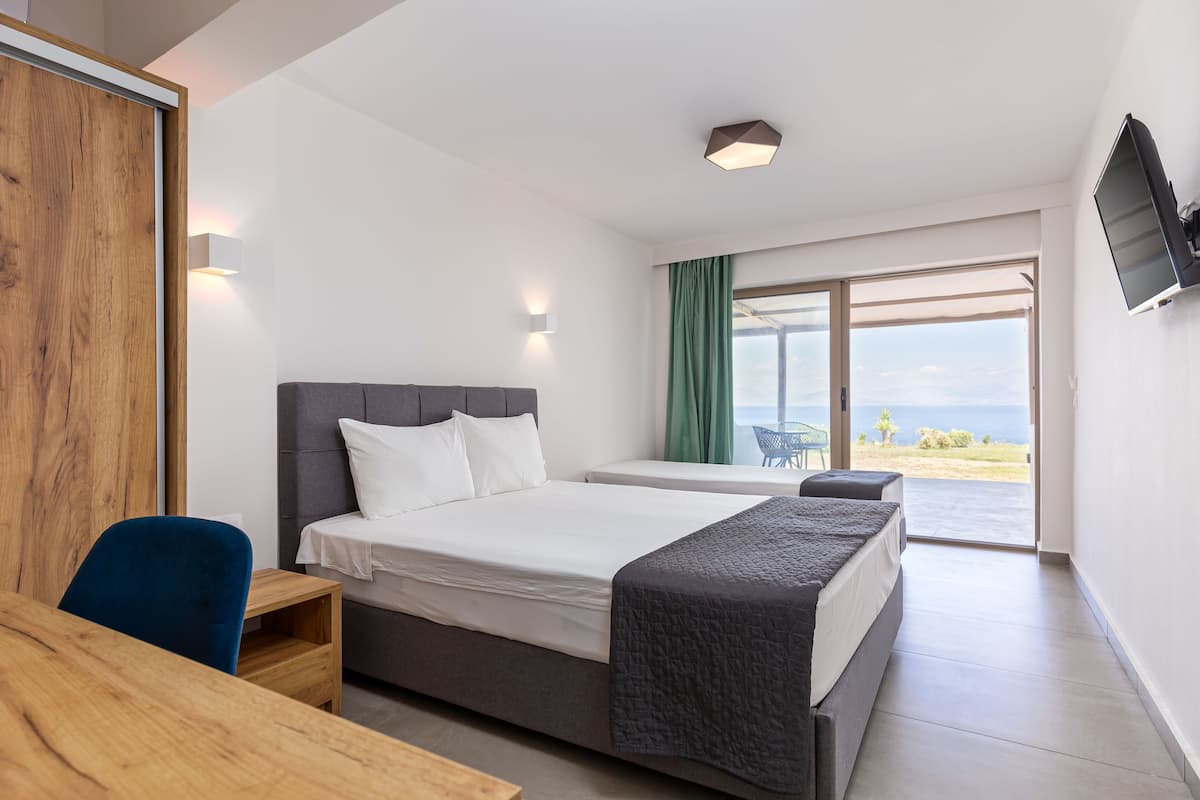 Camera Deluxe, vista mare | 1 camera, minibar, una cassaforte in camera, una scrivania