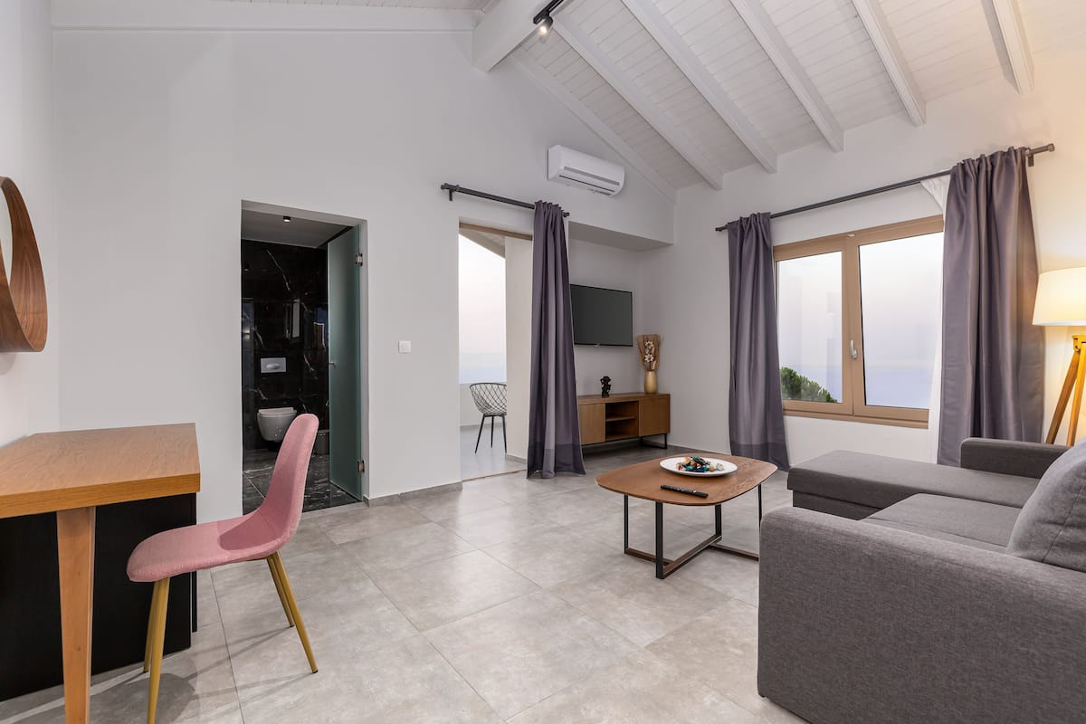 Suite, vista mare | Area soggiorno | TV a schermo piatto