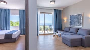 Suite Junior, vista mare | Area soggiorno | TV a schermo piatto