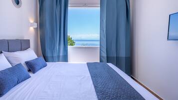 Suite Junior, vista mare | 1 camera, minibar, una cassaforte in camera, una scrivania