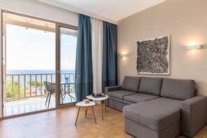 Suite – junior, sjøutsikt | Oppholdsområde | Flatskjerm-TV