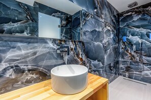 Shower, free toiletries, hair dryer, slippers - Anasa Corfu (Corfu)