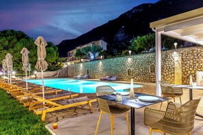 Seasonal outdoor pool, pool umbrellas, sun loungers - Anasa Corfu (Corfu)