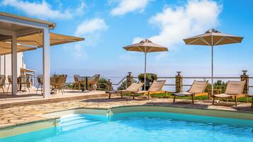 Piscine extérieure (ouverte en saison), parasols de plage