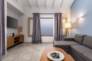 Suite, vistas al mar | Zona de estar | Una televisión de pantalla plana