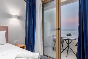 Minibar, caja de seguridad en la habitación y escritorio 