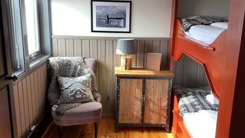 Twin Room, Shared Bathroom | Cribs/infant beds, free WiFi, bed sheets