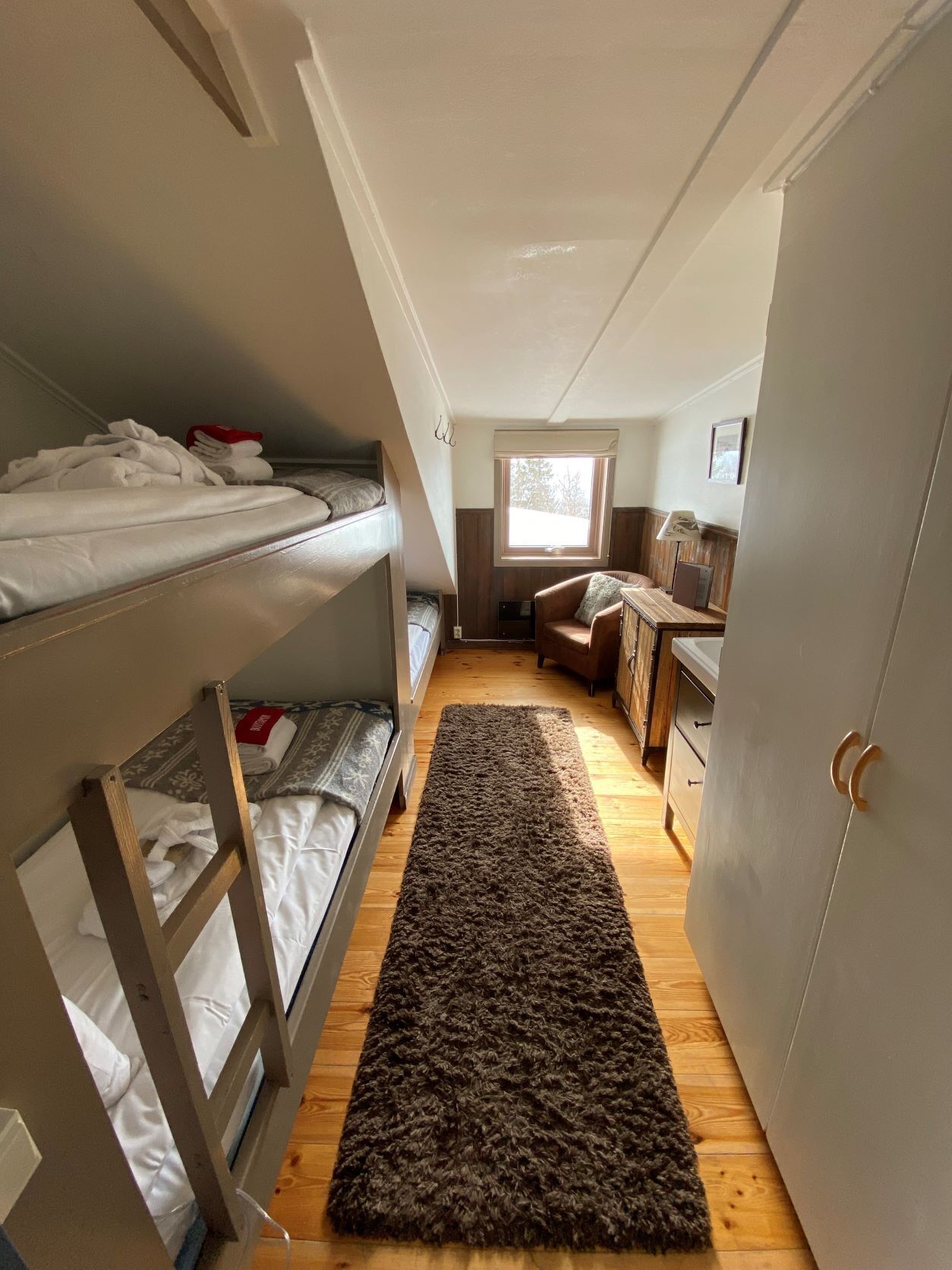 triple room, shared bathroom | cots/infant beds, free wifi, bed sheets