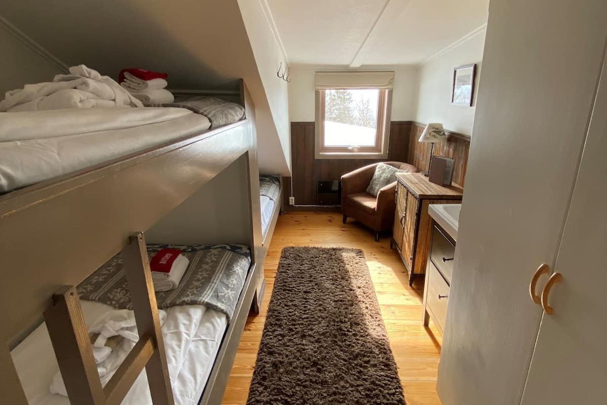 triple room, shared bathroom | cots/infant beds, free wifi, bed sheets