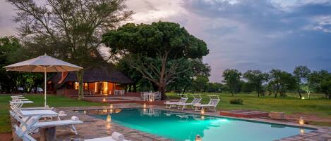 Außenpool, Liegestühle