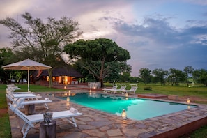 Außenpool, Liegestühle